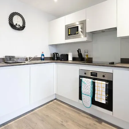 New Build - 2 Bed Cosy Modern - Juliet Balcony - Roof Top Terrace - Digbeth, Centre - Free Netflix & Smart Tv Birmingham