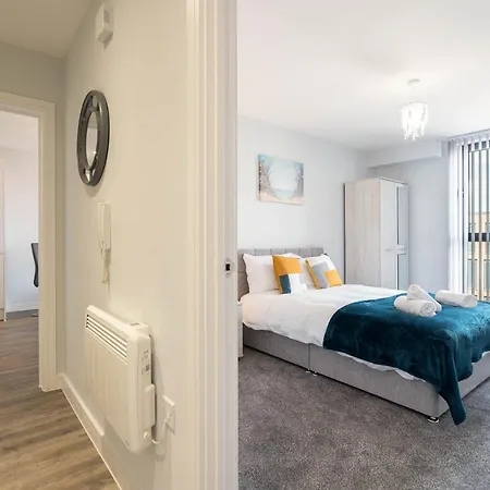 New Build - 2 Bed Cosy Modern - Juliet Balcony - Roof Top Terrace - Digbeth, Centre - Free Netflix & Smart Tv * Birmingham