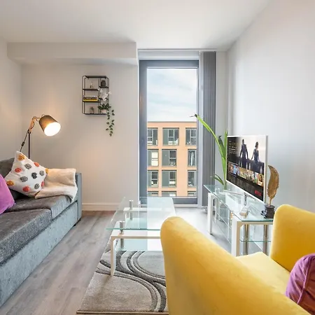 New Build - 2 Bed Cosy Modern - Juliet Balcony - Roof Top Terrace - Digbeth, Centre - Free Netflix & Smart Tv