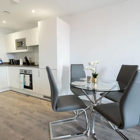 New Build - 2 Bed Cosy Modern - Juliet Balcony - Roof Top Terrace - Digbeth, Centre - Free Netflix & Smart Tv * Birmingham