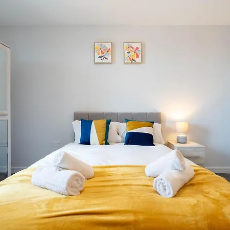 New Build - 2 Bed Cosy Modern - Juliet Balcony - Roof Top Terrace - Digbeth, Centre - Free Netflix & Smart Tv Apartment