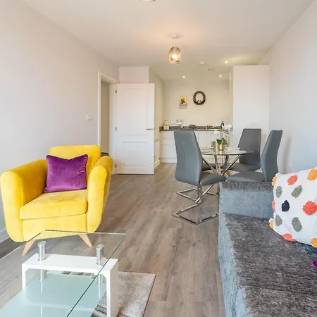 New Build - 2 Bed Cosy Modern - Juliet Balcony - Roof Top Terrace - Digbeth, Centre - Free Netflix & Smart Tv *