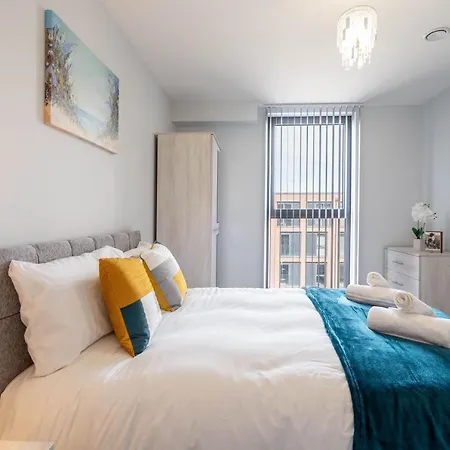 New Build - 2 Bed Cosy Modern - Juliet Balcony - Roof Top Terrace - Digbeth, Centre - Free Netflix & Smart Tv * Birmingham