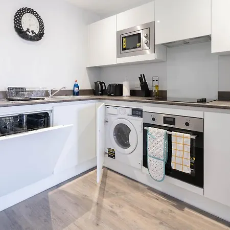 Apartament New Build - 2 Bed Cosy Modern - Juliet Balcony - Roof Top Terrace - Digbeth, Centre - Free Netflix & Smart Tv